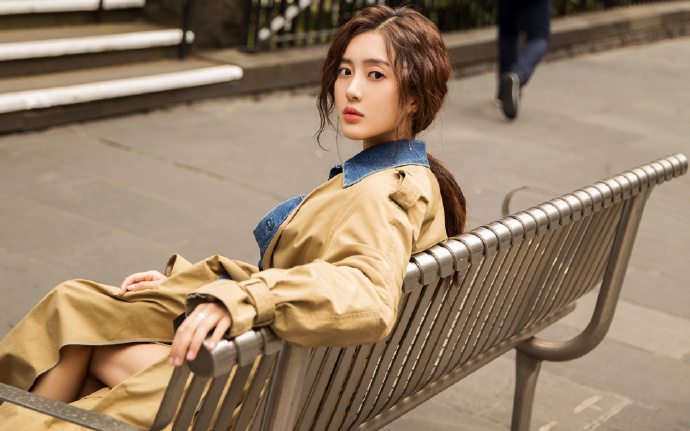 乌鲁木齐：炎炎夏日 街头音乐喷泉吸引民众消暑纳凉